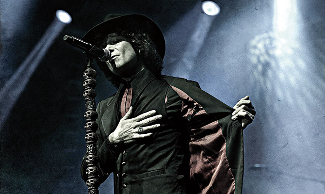 #PlayboySeLee: Enrique Bunbury 0