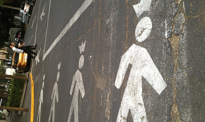 Superhéroes vigilan las calles 0
