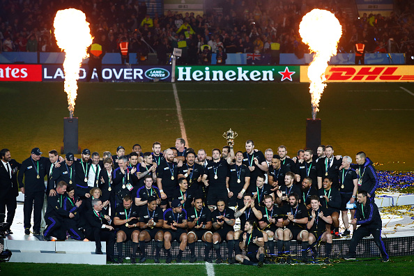 LONDON, ENGLAND - OCTOBER 31: New Zealand celebrate as Richie McCaw of New Zealand holds aloft the webb Ellis Cup following the 2015 Rugby World Cup Final match between New Zealand and Australia at Twickenham Stadium on October 31, 2015 in London, United Kingdom. (Photo by Stu Forster/Getty Images)