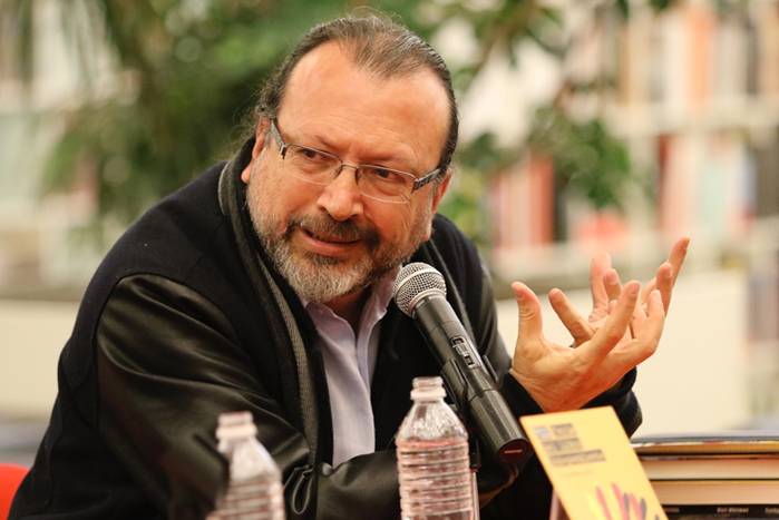 Creo que no importa cuál sea la metáfora que utilicemos ni la época sobre la que pretendamos discurrir. Todo lo que escribimos es fatalmente contemporáneo. Escribimos desde las preguntas de hoy. No es posible realmente reconstruir el pasado, sólo es posible interrogarlo a la luz del presente, de sus angustias y preguntas.