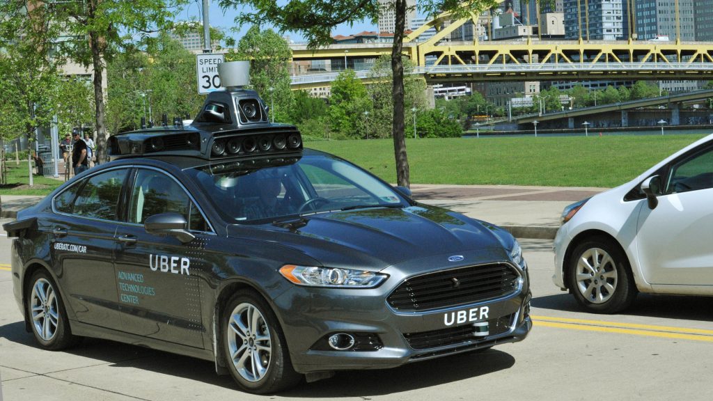 En esta foto sin fecha proporcionada por Uber, se observa un coche híbrido Ford Fusion equipado con radares, láseres para escanear y cámaras de alta resolución. La compañía, que ofrece transporte por medio de una aplicación móvil, prueba sus coches autónomos en las calles de Pittsburgh. (Uber vía AP) CRÉDITO OBLIGATORIO