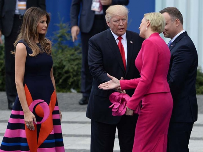 POLONIA VIDEO: PRIMERA DAMA DE POLONIA DEJA A TRUMP “CON LA MANO ESTIRADA” 0