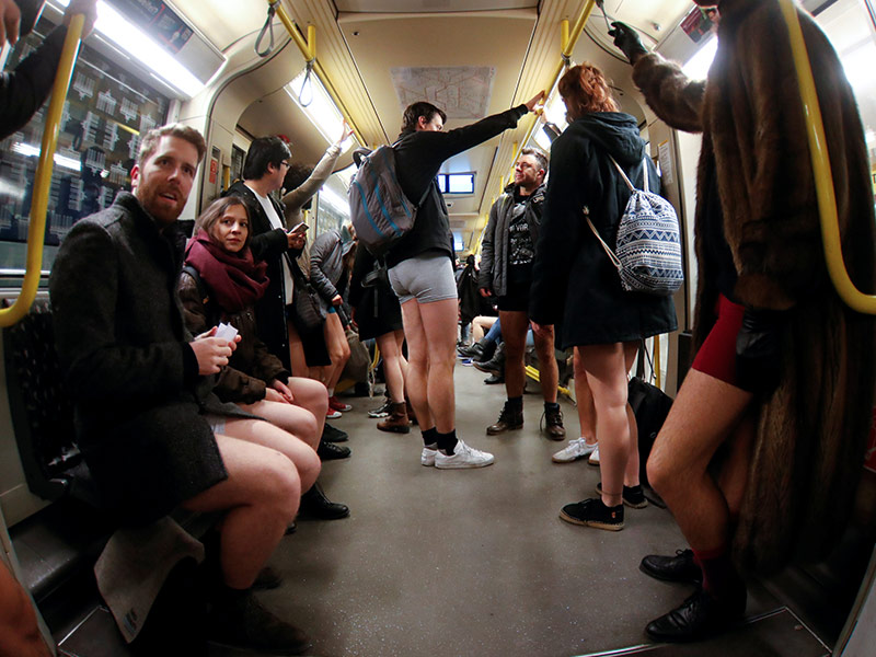 ¡FUERA ROPA! SE LA QUITAN EN METROS DEL MUNDO 0