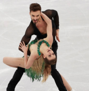 PATINADORA MUESTRA DE MÁS EN RUTINA DE PATINAJE 0