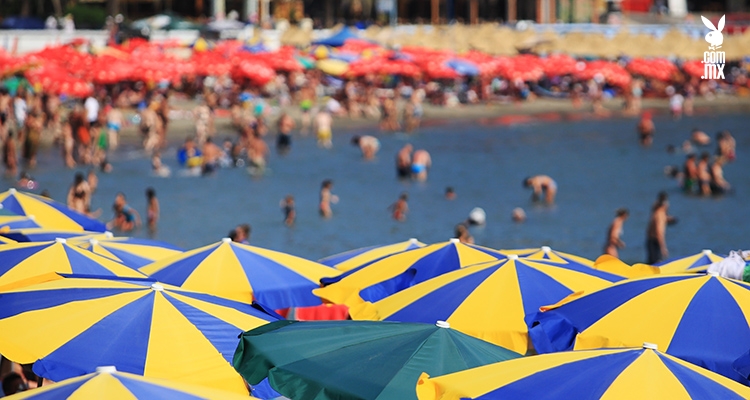 Oficinistas en la playa