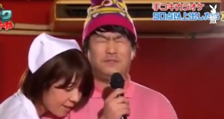 Un show japonés donde los concursantes cantan mientras les hacen un handjob