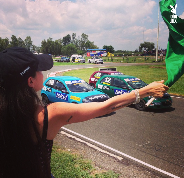 Celia Lora da banderazo de salida en carrera de Celebridades