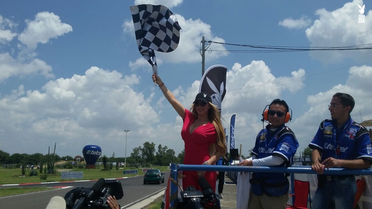 En la meta de la carrera de Celebridades, Ivonne Soto