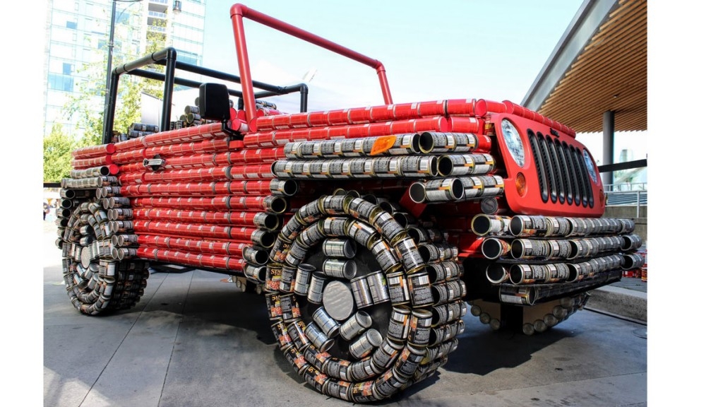 Construyen Jeep Wrangler con latas de comida
