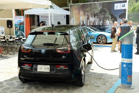 Instala UNAM estación de recarga para vehículos eléctricos