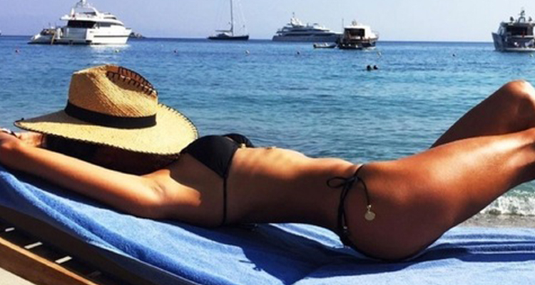 Alessandra Ambrosio y sus bikinis griegos