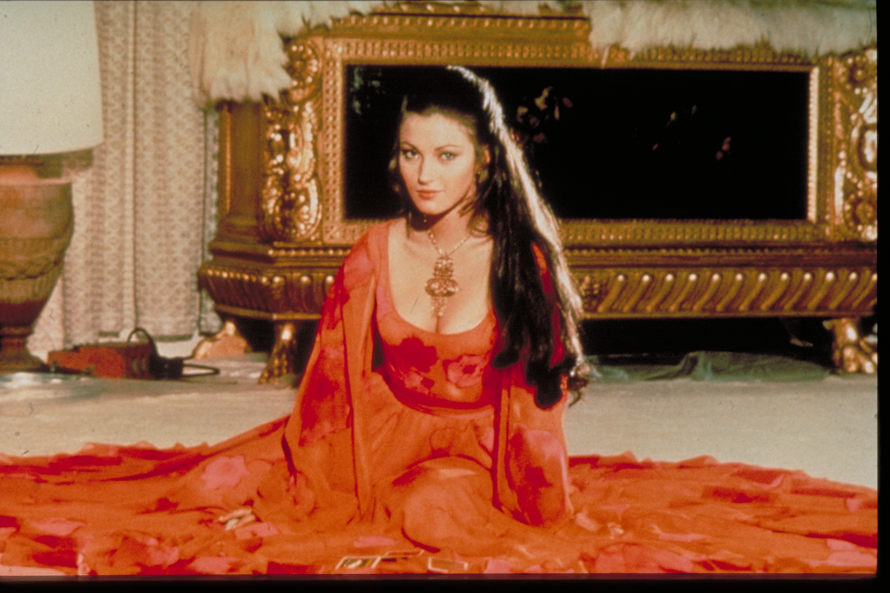 Jane Seymour Vive y deja morir 2