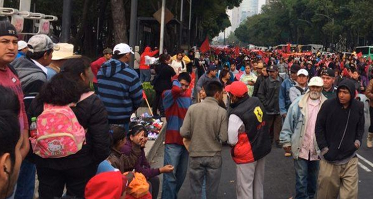 Causa caos en Reforma marcha de Antorchistas