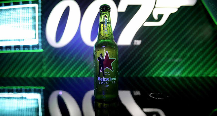 James Bond olvidó el vodka Martini y se tomó una Heineken