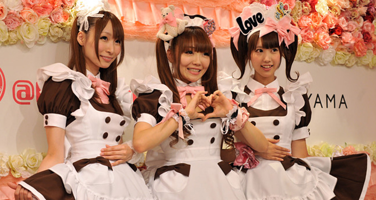 Chicas sexys te atienden en los maid café