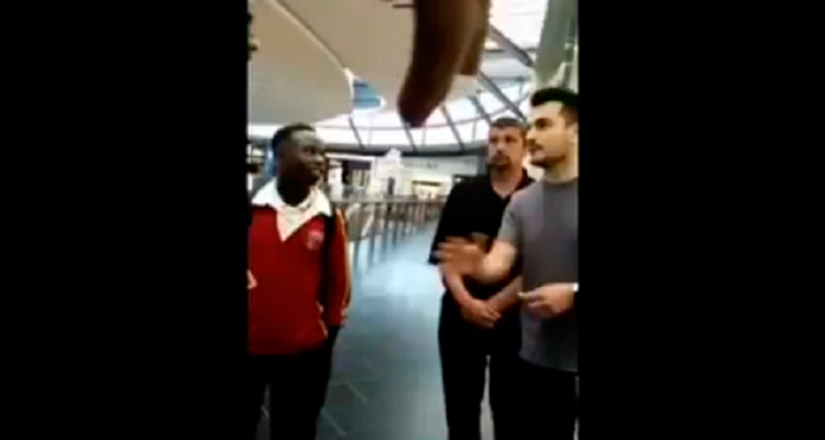 Sufren discriminación estudiantes de color en tienda de Apple
