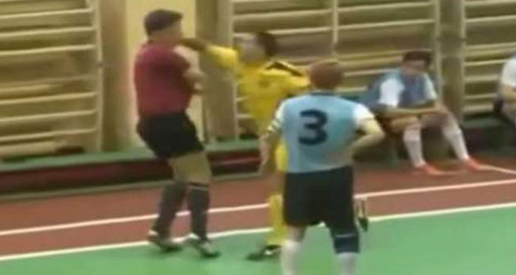 Golpea jugador a árbitro de partido (VIDEO)