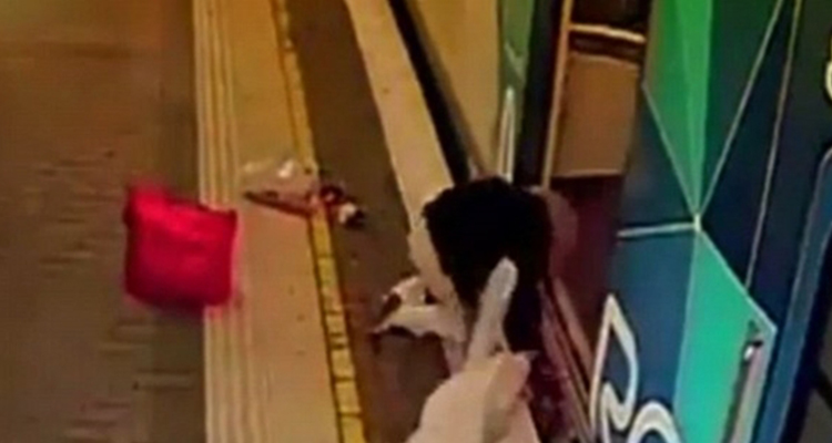 Niña cae entre tren y anden