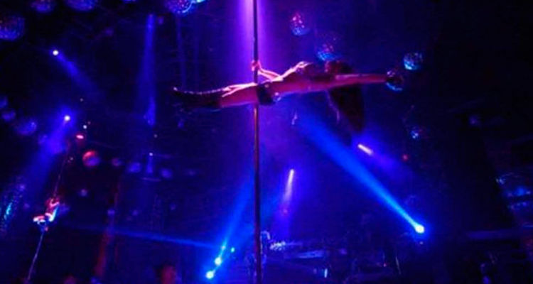 Más de 10 mil chicas consiguen visa para strippers extranjeras