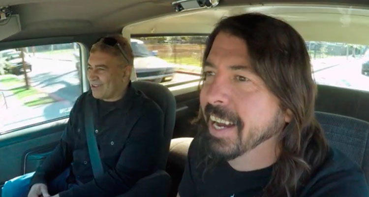 Dave Grohl y Pat Smear honran a David Bowie en un recorrido en L.A.