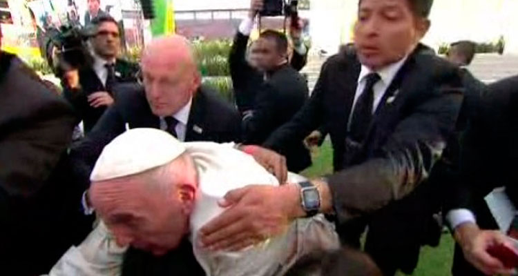 Papa Francisco se enoja con feligreses por jalonearlo