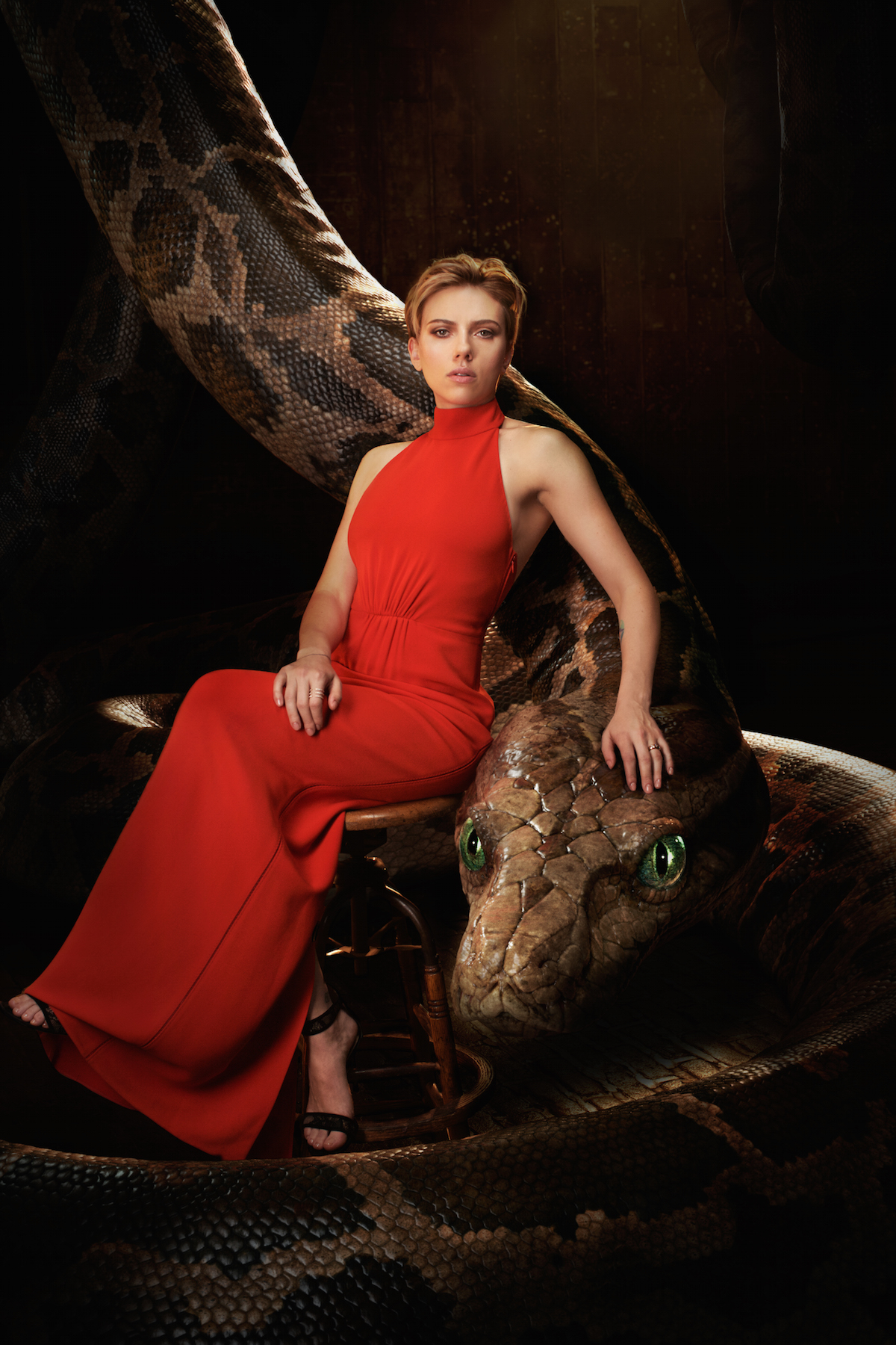 Scarlett / Kaa
Kaa es una enorme pitón que utiliza su voz y su hipnótica mirada para poner a Mowgli en trance. El cachorro humano no puede resistir su cautivador abrazo. “Kaa seduce y atrapa a Mowgli con su narrativa”, dice Scarlett Johansson. “Ella es el espejo del pasado de Mowgli. La forma en que se mueve es cautivadora, casi coqueta”.