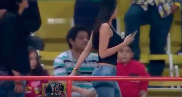 Sexy mujer eleva la temperatura en estadio