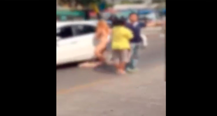 Mujer desnuda choca y causa caos vial