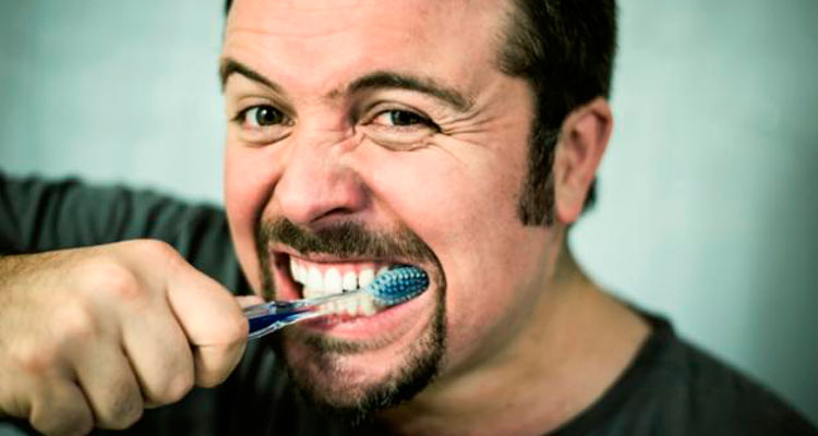 Extraen 18 cepillos dentales del cuerpo de un hombre