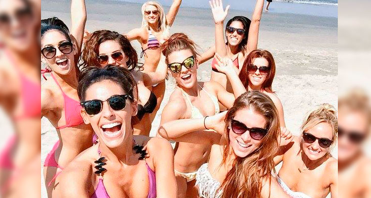 Dallas Cowboys Cheerleaders muestran sus encantos en la Playa