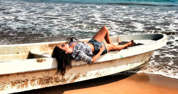 Laura G presume sus esculturales piernas
