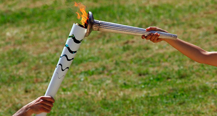 Brilla el fuego de la antorcha olímpica de Río 2016