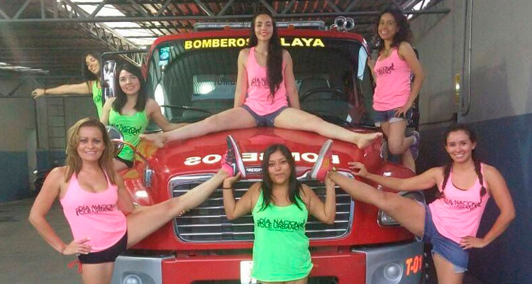 Bailarinas utilizan estación de bomberos para bailar pole dance
