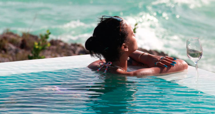 Rihanna desborda sensualidad en el caribe