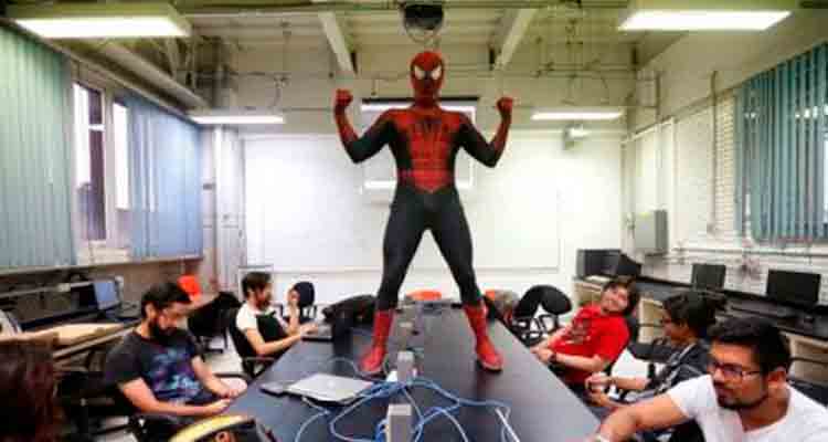 Spiderman da clases en la UNAM