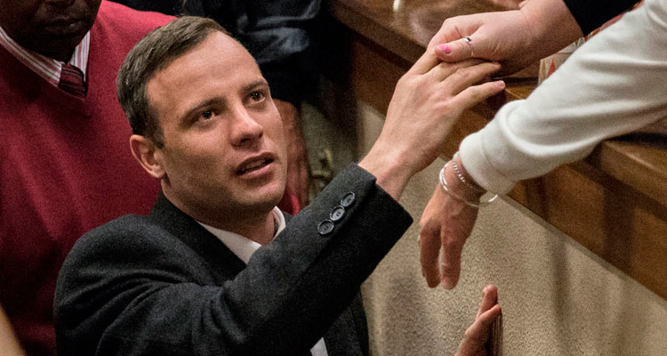 Condenan a Pistorius a 6 años de prisión por el asesinato de su novia