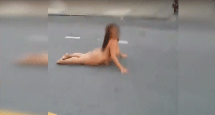 Mujer es captada desnuda bailando en la calle