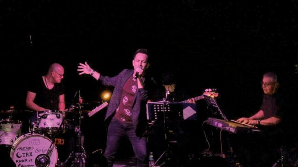 Carlos Faisal: Para cortarse las venas.
