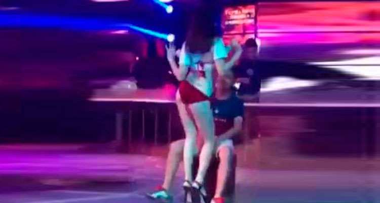 Video: Furiosa, avienta a stripper y saca a su novio del escenario