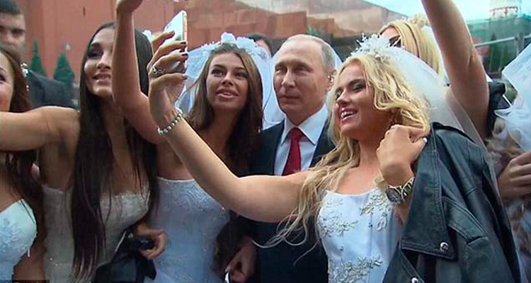 PUTIN, EL “NOVIO” DE RUSIA, AGASAJA A RECIÉN CASADAS