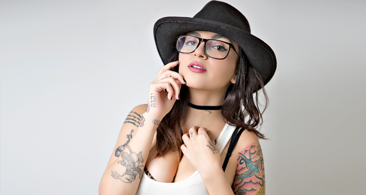 ZOÉ CHAMBERLAIN: TATUAJES, SENSUALIDAD Y TALENTO