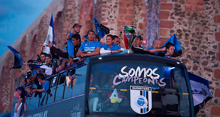 GALLOS PRESUMEN LA COPA MX POR LAS CALLES DE QUERÉTARO