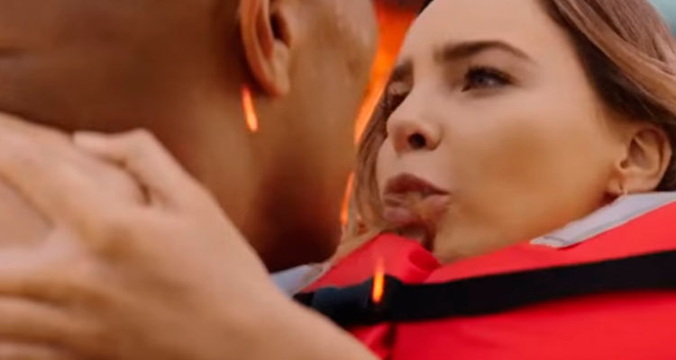 BELINDA ES SALVADA POR “LA ROCA” EN EL PRIMER TRAILER DE “BAYWATCH”