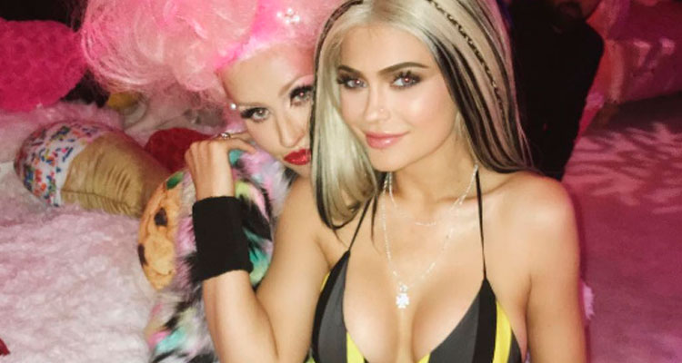 KYLIE JENNER LE REGALA UN BESO EN LA BOCA A CHRISTINA AGUILERA