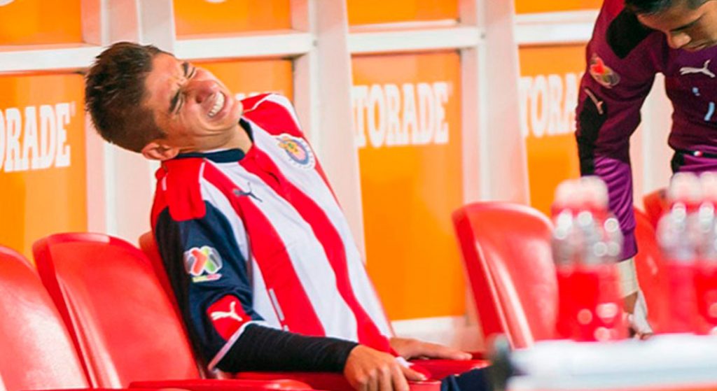 CHIVAS PIERDE A BRIZUELA Y PEDIRÁ QUE INHABILITEN A SAMBUEZA