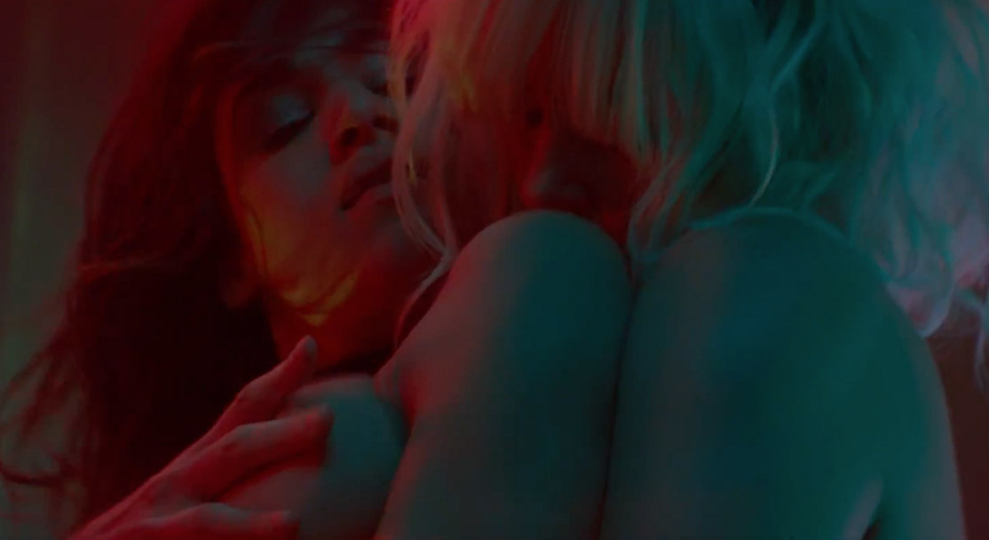 CHARLIZE THERON TIENE SEXO CON MUJER EN PRIMER TRAILER DE ATÓMICA