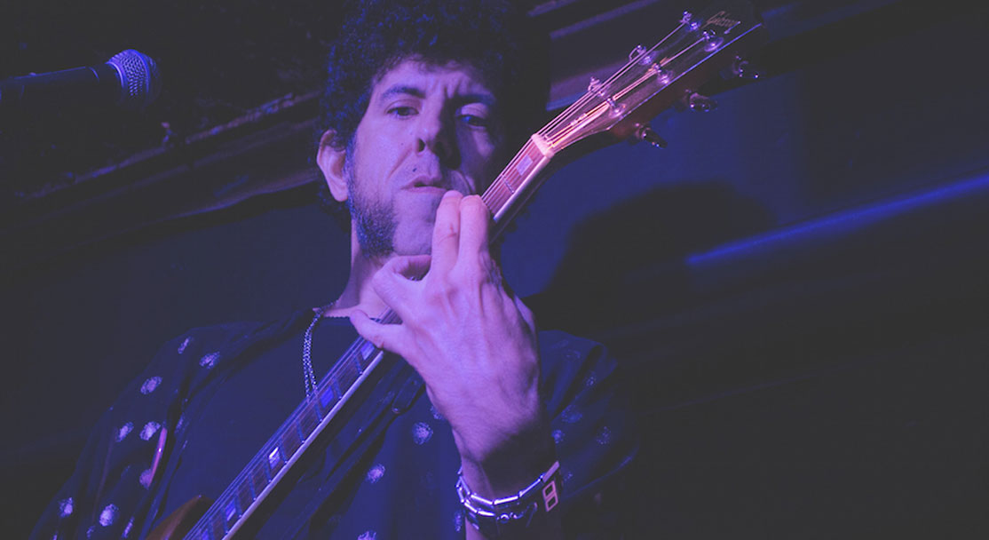 IMPARTE CARCA LECCIÓN DE ROCK EN EL PATA