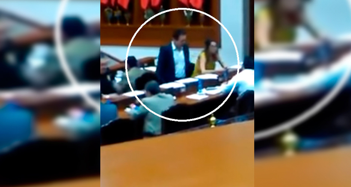 DIPUTADO LE DA “ARRIMÓN” A SU COMPAÑERA EN CONGRESO DE SINALOA