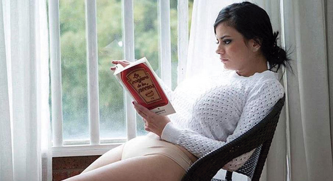 LIBROS AL DESNUDO: ALEJANDRA OMAÑA, LA LECTORA IRRESISTIBLE