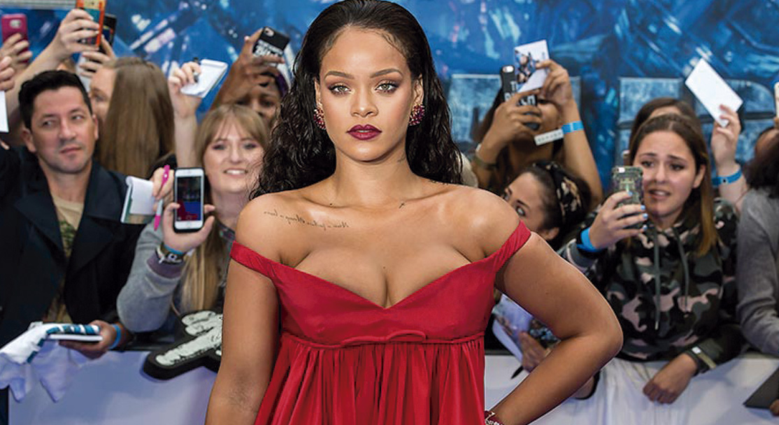 RIHANNA ENCIENDE REDES CON ESPECTACULAR ESCOTE